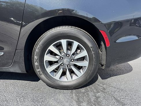 Used 2020 Chrysler Pacifica Touring-L Plus image 9