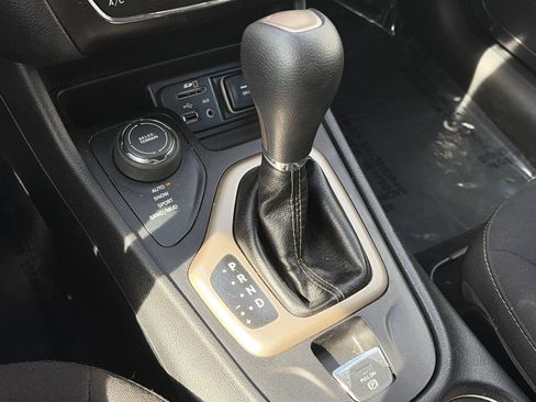 Used 2017 Jeep Cherokee Latitude AWD/4WD image 23