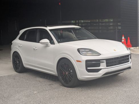 Certified 2025 Porsche Cayenne S AWD/4WD image 7