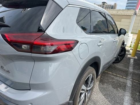 Used 2025 Nissan Rogue SL AWD/4WD image 2