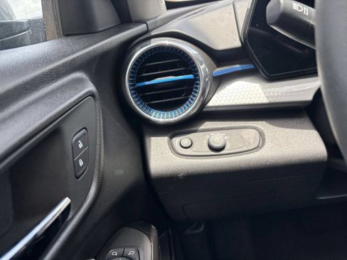 Used 2025 Chevrolet Trax LT FWD image 32