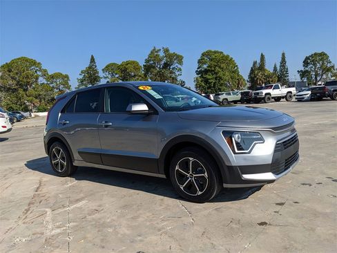 Certified 2025 Kia Niro LX image 3