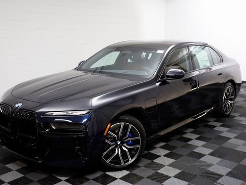 Used 2025 BMW 750e xDrive w/ Executive Package image 2