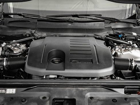 Certified 2024 Land Rover Discovery Metropolitan Edition image 41