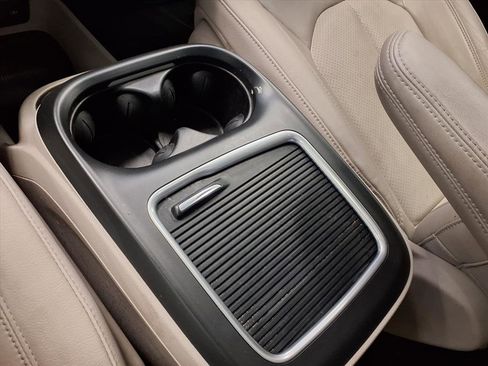 Used 2021 Chrysler Pacifica Touring-L w/ Uconnect Theater Family Group image 23