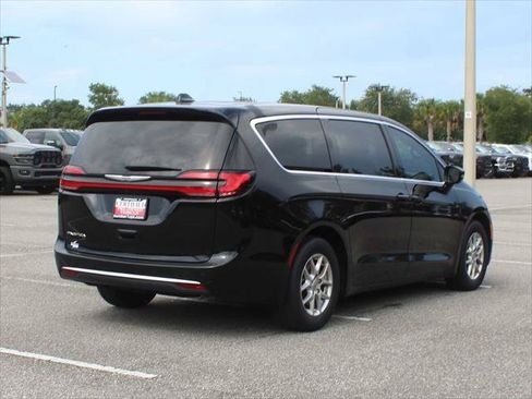 Certified 2025 Chrysler Pacifica Select FWD image 3