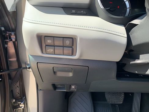 Used 2023 Toyota Highlander XLE image 28