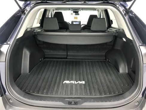 Used 2022 Toyota RAV4 XLE AWD/4WD image 22