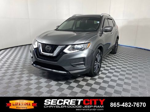 Used 2020 Nissan Rogue SV w/ Premium Package AWD/4WD image 3