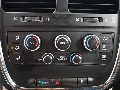 Used 2019 Dodge Grand Caravan SXT image 19