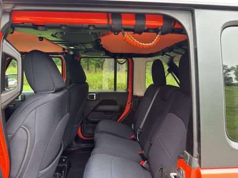 Used 2018 Jeep Wrangler Unlimited Sahara w/ Dual Top Group AWD/4WD image 9