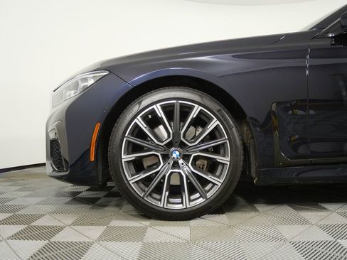 Used 2022 BMW 740i w/ M Sport Package image 7