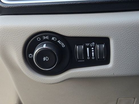 Used 2019 Chrysler Pacifica Touring-L FWD image 37