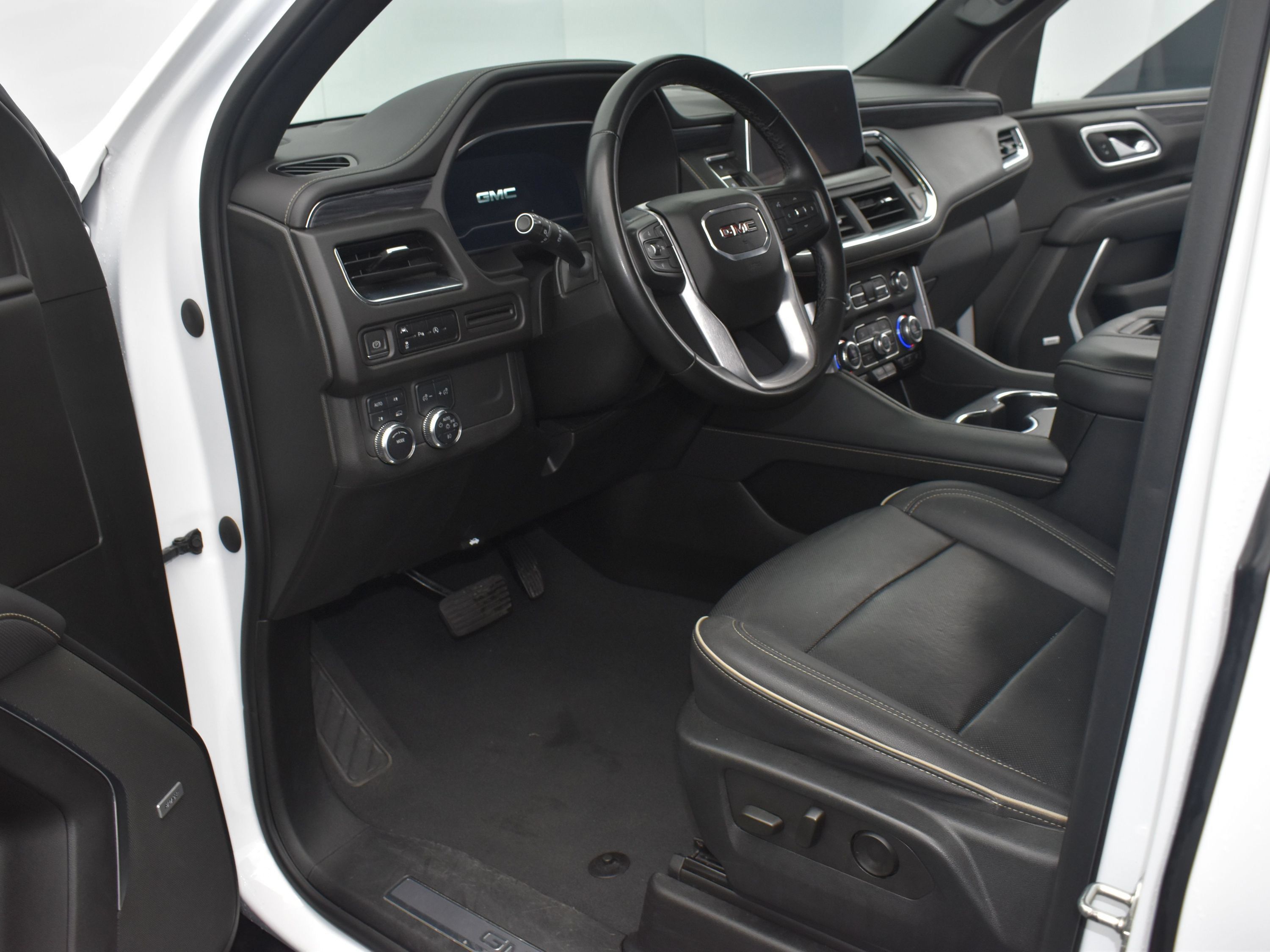 Used 2023 GMC Yukon SLT AWD/4WD image 12