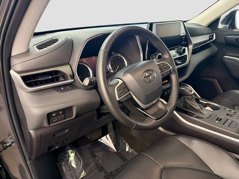 Used 2023 Toyota Highlander XLE AWD/4WD image 11