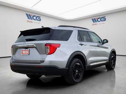 Used 2024 Ford Explorer XLT AWD/4WD image 4