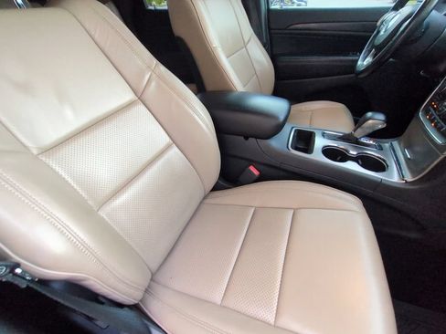 Used 2019 Jeep Grand Cherokee Laredo RWD image 22