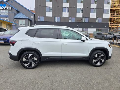 Used 2025 Volkswagen Taos SE AWD/4WD image 2