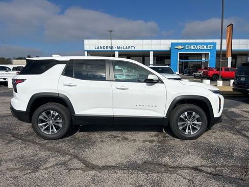 New 2026 Chevrolet Equinox LT image 2