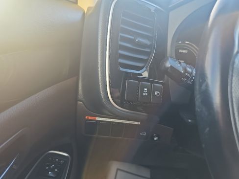 Used 2018 Mitsubishi Outlander SEL image 18