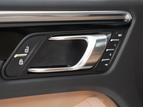 Certified 2026 Porsche Macan AWD/4WD image 23