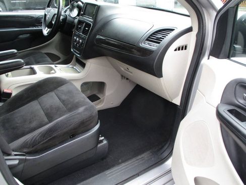 Used 2016 Dodge Grand Caravan SXT w/ Rear Park Assist Package FWD image 9