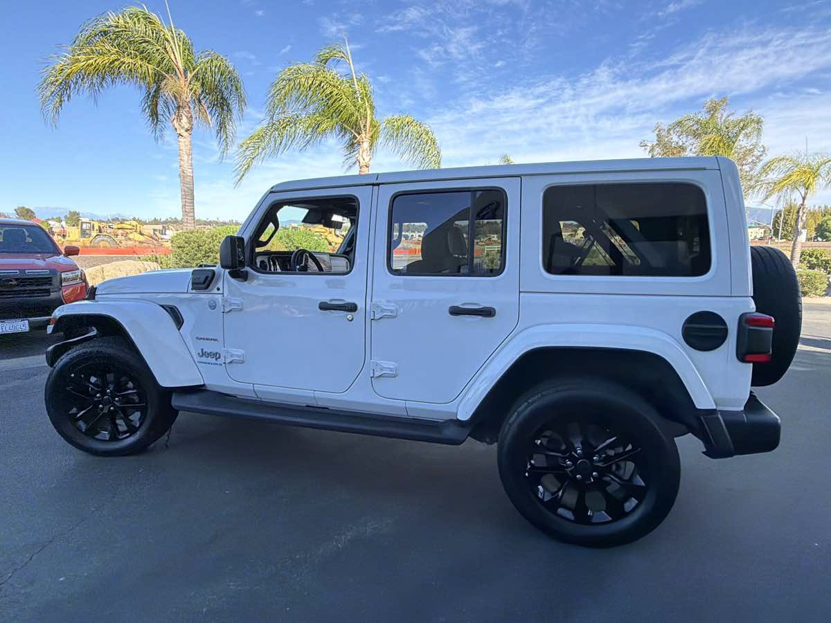 Used 2024 Jeep Wrangler Unlimited Sahara w/ Technology Group AWD/4WD image 13