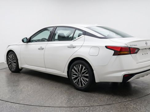 Used 2025 Nissan Altima 2.5 SV FWD image 6