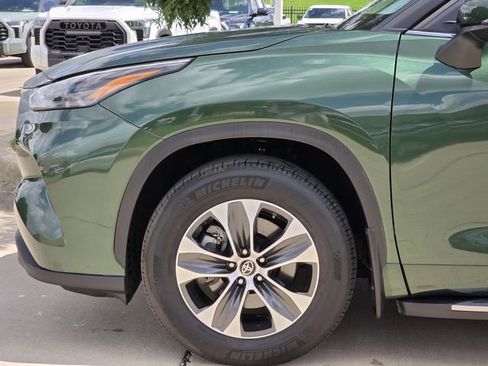 Certified 2025 Toyota Highlander XLE FWD image 6
