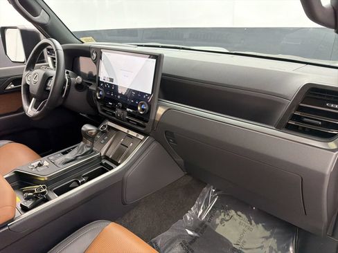 Used 2024 Lexus GX 550 w/ Accessory Package (2T) AWD/4WD image 30