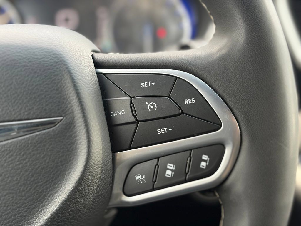 Certified 2025 Chrysler Pacifica Select FWD image 25