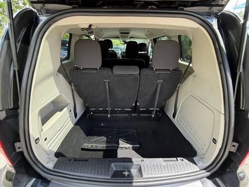 Used 2019 Dodge Grand Caravan SE FWD image 32