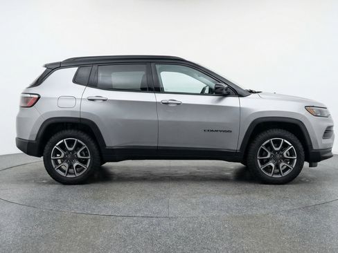Used 2025 Jeep Compass Trailhawk image 11