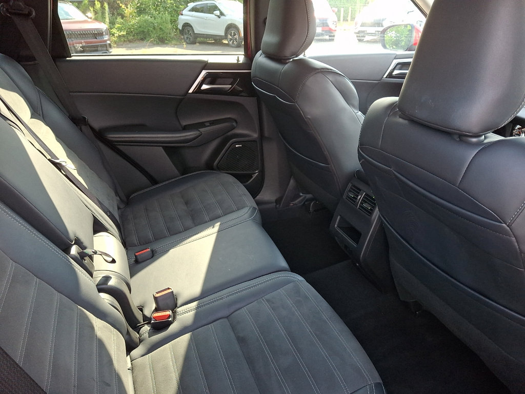 Used 2025 Mitsubishi Outlander SE AWD/4WD image 15