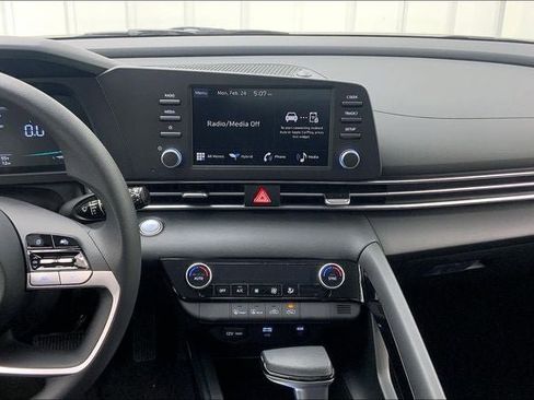 Used 2025 Hyundai Elantra Blue image 7