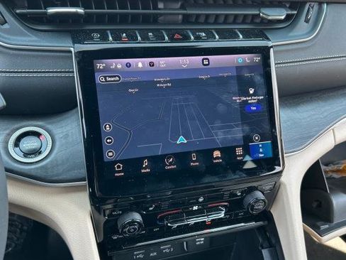 Used 2024 Jeep Grand Cherokee Limited image 11