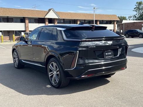 Used 2024 Cadillac Lyriq Luxury AWD/4WD image 7