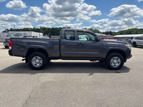 Used 2017 Toyota Tacoma SR AWD/4WD image 2
