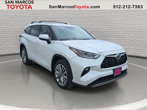 New 2026 Toyota Highlander Platinum image 3