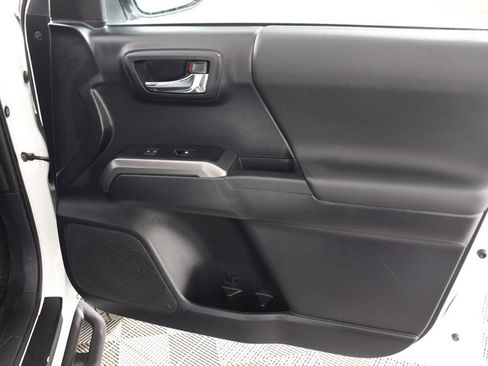 Used 2019 Toyota Tacoma TRD Off-Road AWD/4WD image 18