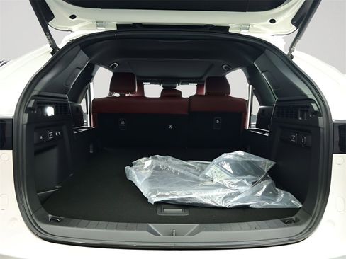 Certified 2025 MAZDA CX-70 Plug-In Hybrid w/ Premium Plus image 9