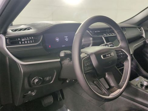 Used 2024 Jeep Grand Cherokee Altitude image 10