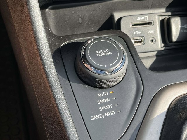 Used 2016 Jeep Cherokee Latitude w/ Cold Weather Group AWD/4WD image 31
