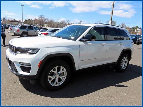 Certified 2023 Jeep Grand Cherokee Limited image 3