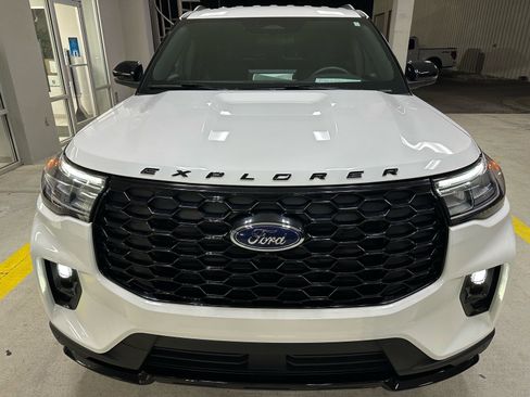 Certified 2025 Ford Explorer ST-Line image 8