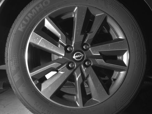 Used 2025 Nissan Versa SV image 15