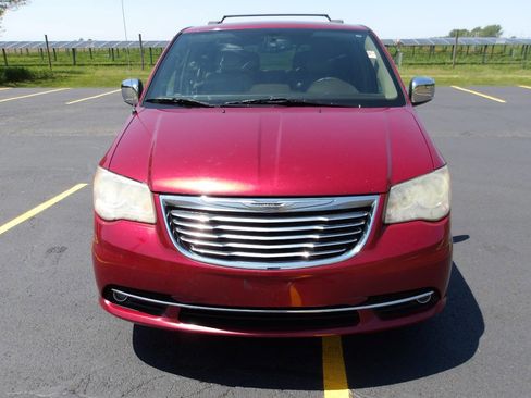 Used 2013 Chrysler Town & Country Touring-L w/ Driver Convenience Group FWD image 3