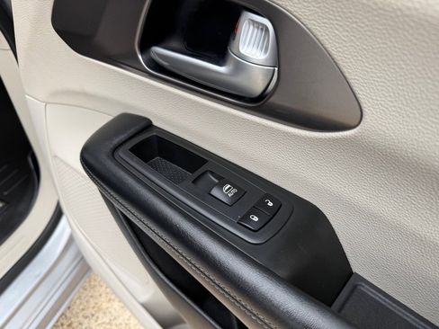 Used 2018 Chrysler Pacifica Limited image 31