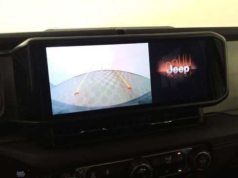 Used 2025 Jeep Wrangler Unlimited Sahara w/ Safety Group AWD/4WD image 17