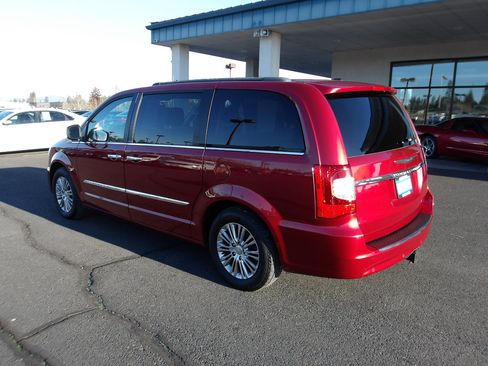 Used 2013 Chrysler Town & Country Touring-L w/ Entertainment Group #2 image 3